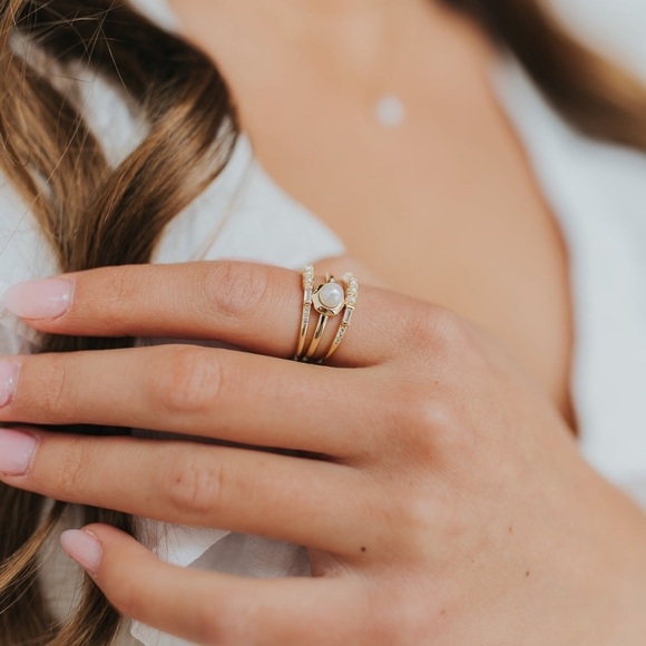 Radiant Gold Pearl Ring with Intricate Detailing - Picture 5 of 5